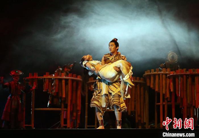 圖為《花腰竹女》演出劇照?！↑S興鴻 攝