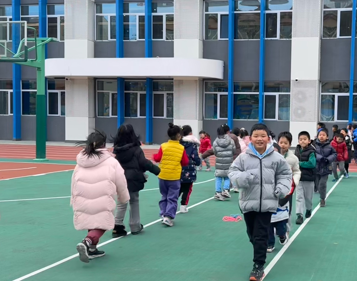 一年級(jí)的同學(xué)課間跑步 。學(xué)校供圖