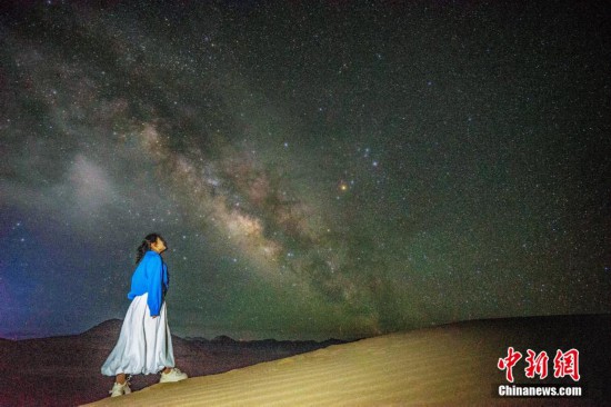 圖為6月20日晚，游客在西藏阿里暗夜公園與銀河“合影”。曹枝清 攝