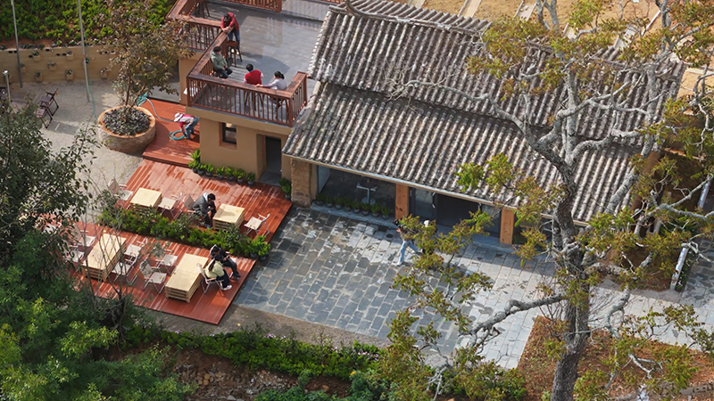 【4】曼海村鄉(xiāng)村共創(chuàng)的咖啡書吧小院。陶思源-攝