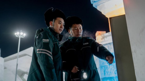 長(zhǎng)春市冰雪新天地園區(qū)內(nèi),長(zhǎng)春市雙陽(yáng)區(qū)供電公司工作人員正在檢查低壓配電箱。新華社記者 段續(xù) 攝