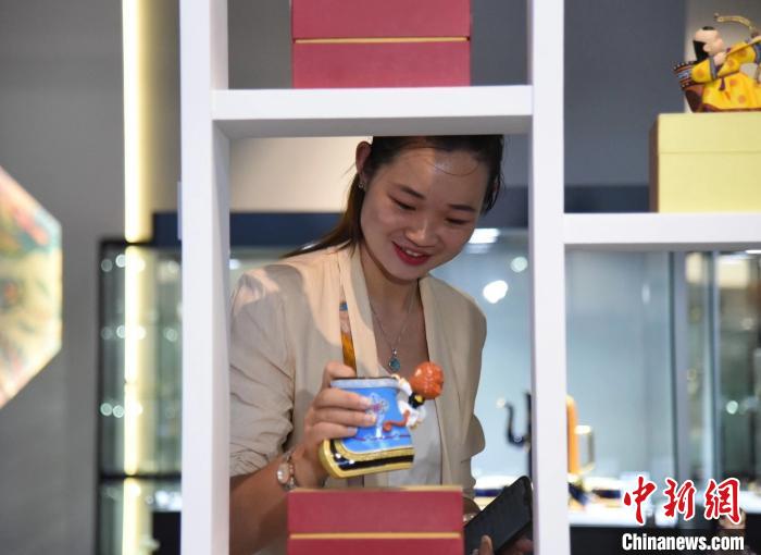 草原文化遺產(chǎn)保護(hù)日:千余款傳統(tǒng)工藝和文創(chuàng)產(chǎn)品開(kāi)展