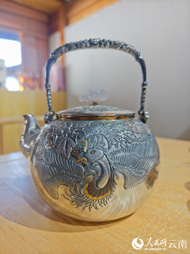 李耀華制作的銀壺。人民網(wǎng)記者 符皓攝