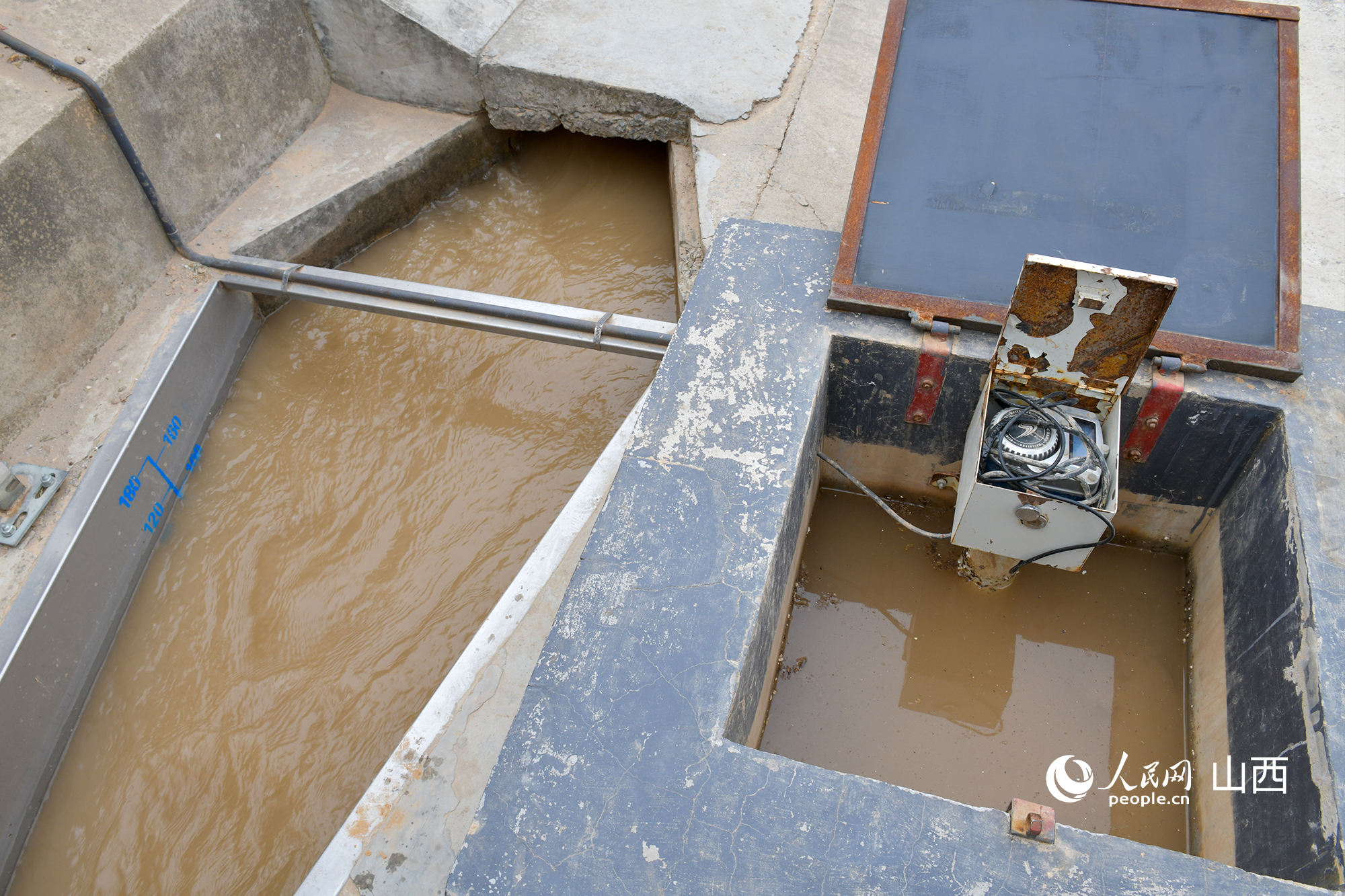 灌區(qū)渠口的計(jì)量設(shè)施。人民網(wǎng)記者 焦搏文攝