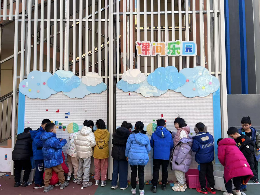 學(xué)生們?cè)谡n間樂(lè)園玩拼圖。人民網(wǎng) 白炅攝