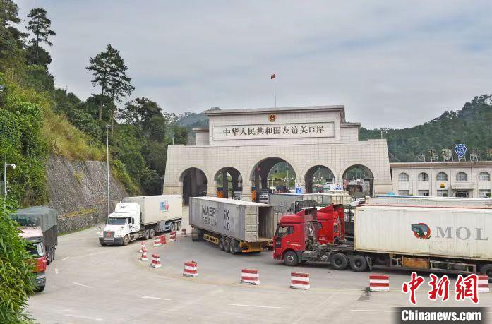 圖為中越邊境廣西憑祥市友誼關口岸?！{祥融媒體中心供圖