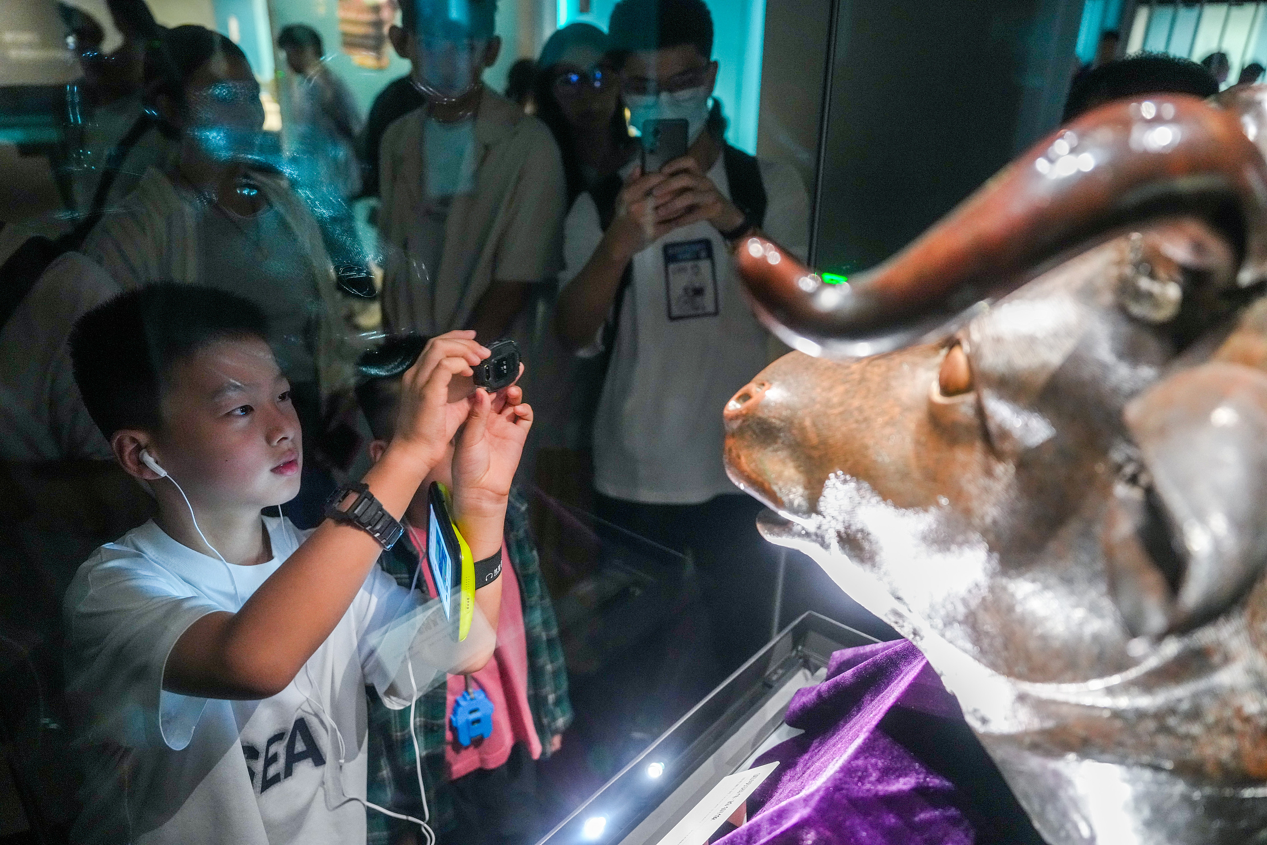 2025年6月，參加研學(xué)游的孩子在安徽博物院蜀山館參觀圓明園牛首銅像。（圖片來源：視覺中國）