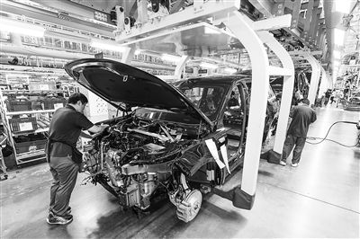 某新能源汽車(chē)智能制造基地總裝車(chē)間，工作人員正在工作。新華社記者 李博 攝