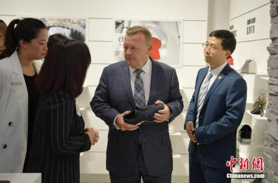 5月2日，丹麥?zhǔn)紫嗬鼓律构涮爬?，走進(jìn)1963年創(chuàng)立于丹麥的“愛步”鞋類品牌店了解情況。當(dāng)日，應(yīng)中國國務(wù)院總理李克強(qiáng)邀請，丹麥?zhǔn)紫嗬鼓律D行抵達(dá)中國成都，開始對中國進(jìn)行正式訪問，拉斯穆森此訪系其2015年當(dāng)選首相以來首次訪華，其訪問首站就來到四川成都。 <a target='_blank'  _fcksavedurl='http://www.chinanews.com/'></table>中新社</a>記者 劉忠俊 攝
