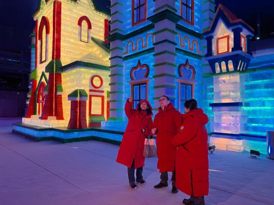 10月18日，哈薩克斯坦外賓參觀黑龍江哈爾濱冰雪大世界夢幻冰雪館。新華社記者 楊軒 攝