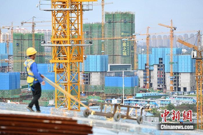 資料圖：一在建樓盤工地工人正在忙碌。 <a target='_blank' href='/'>中新社</a>記者 張浪 攝