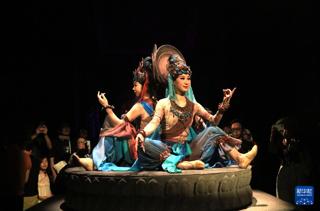 8月5日晚，游客在甘肅省敦煌市觀看大型洞窟式沉浸體驗劇《樂動敦煌》。 新華社發(fā)（張曉亮 攝）