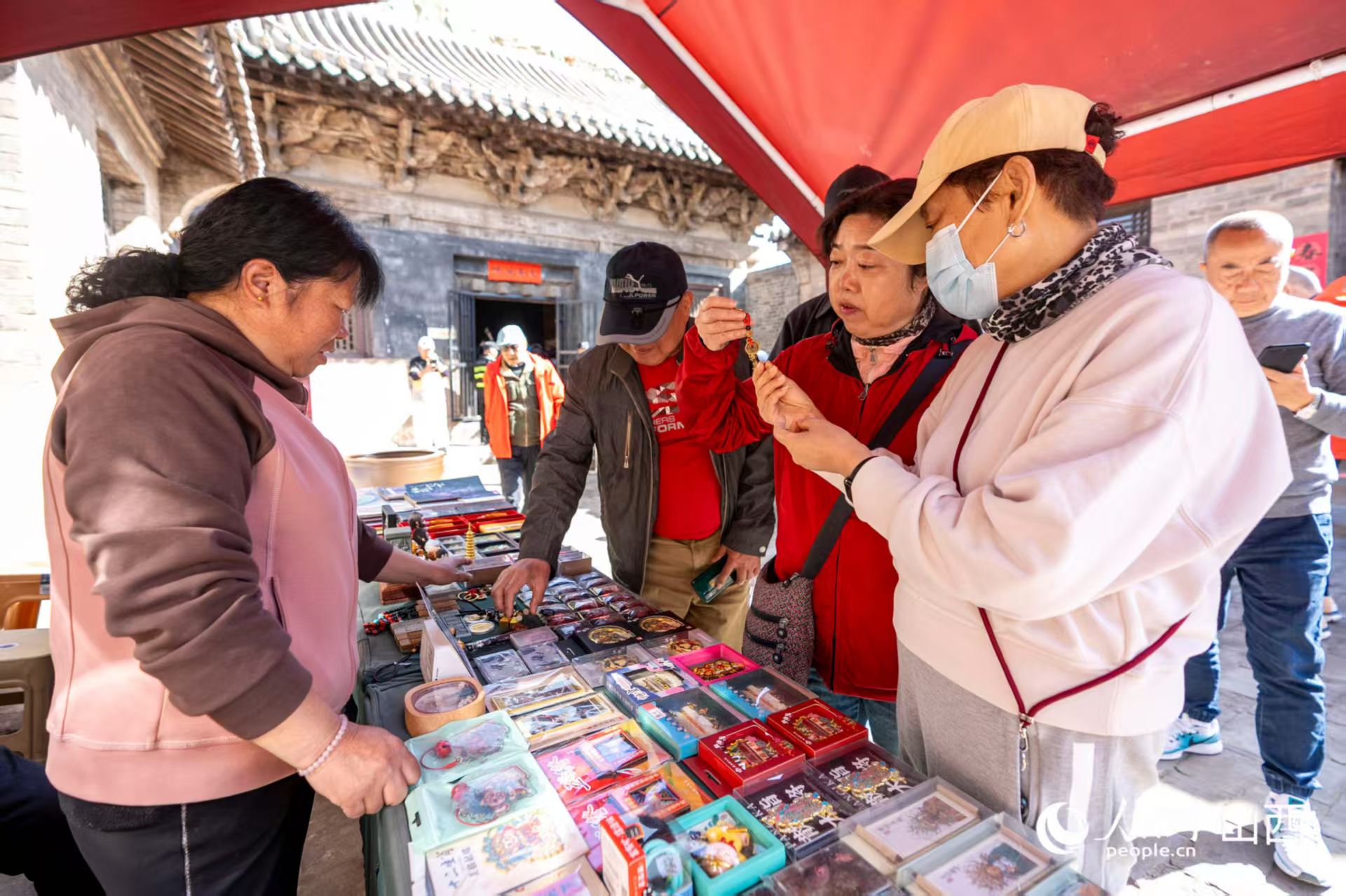 游客在山西省高平市鐵佛寺選購文創(chuàng)產(chǎn)品。人民網(wǎng)記者 盧鵬宇攝