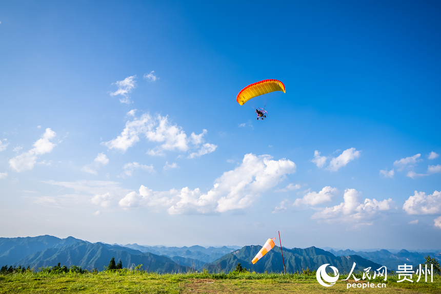 游客在野玉海飛行營地乘動力滑翔傘體驗云端觀景。人民網(wǎng)記者 涂敏攝
