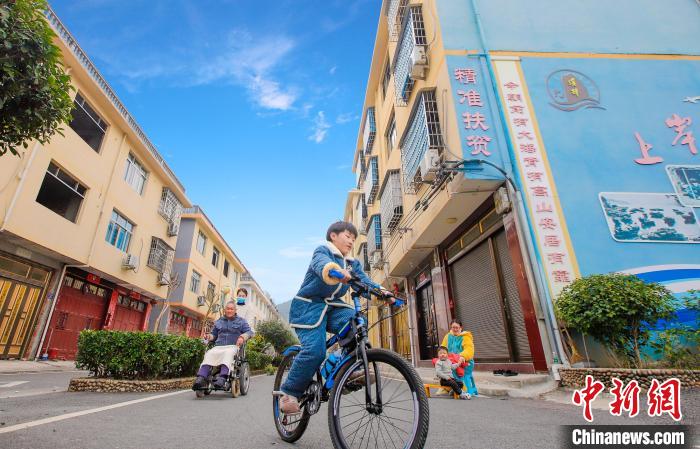 溪邳村一角?！菓c堂 攝