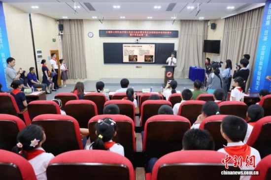 廣州中醫(yī)藥大學(xué)副校長、廣東省中醫(yī)院院長張忠德向?qū)W生講述“抗戰(zhàn)中的中醫(yī)藥”。吳遠團 攝