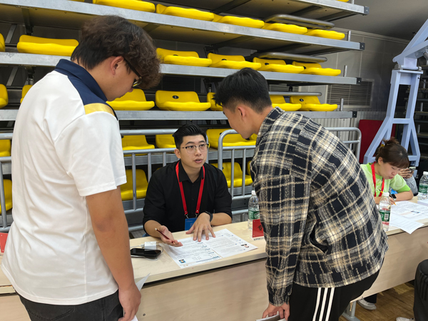 招聘會(huì)上,老師為畢業(yè)生開(kāi)展就業(yè)指導(dǎo)。校方供圖