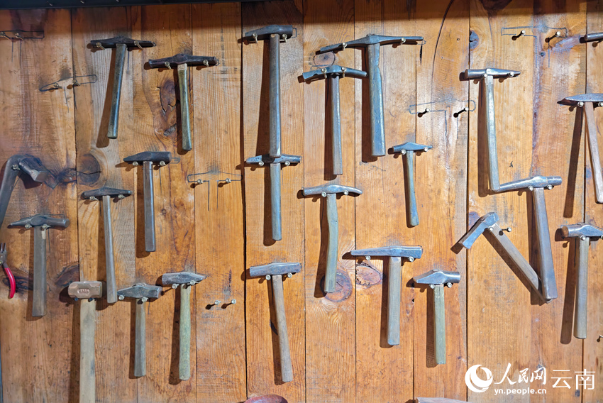 新華村銀器加工作坊里的小錘。人民網(wǎng)記者 符皓攝