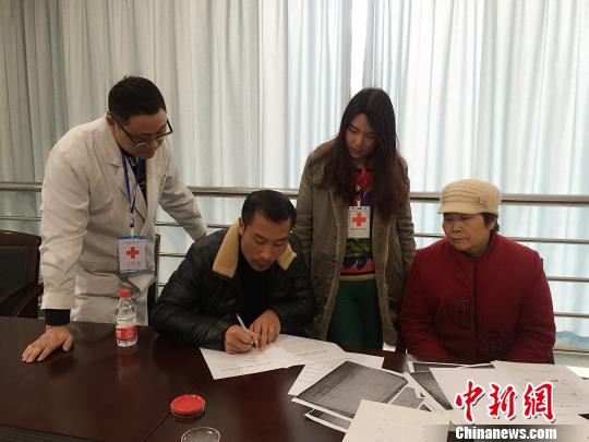 小月的父親和奶奶填寫遺體和器官捐獻志愿書。重慶紅會供圖