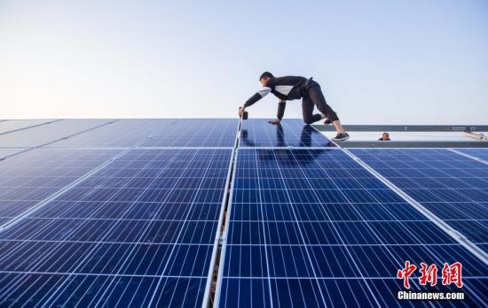 資料圖：4月23日，航拍正在建設(shè)的江西都昌縣磯山湖“漁光一體”光伏電站。傅建斌 攝