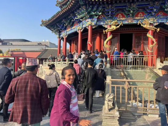 10月16日，到訪遼寧沈陽的尼泊爾外賓在沈陽故宮參觀。新華社記者 洪可潤 攝。