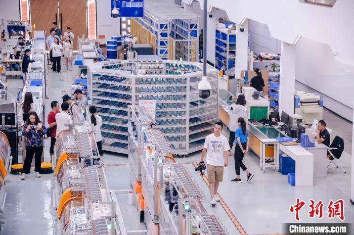 圖為莆田雙馳鞋業(yè)個性化定制示范工廠?！±钅宪?攝