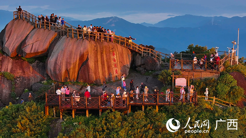 游客在觀賞日出。人民網 雷琦竣攝