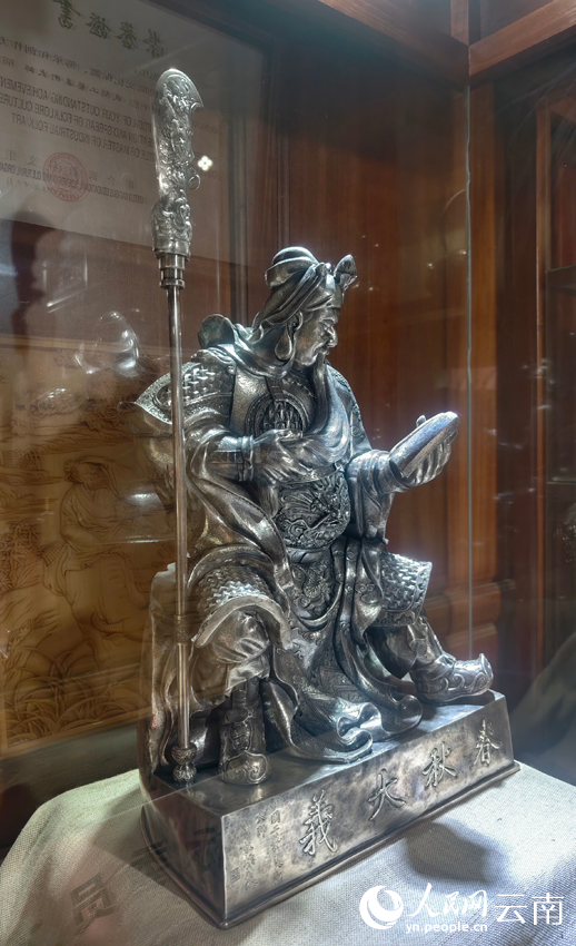 5寸發(fā)標(biāo)制作的關(guān)公像。人民網(wǎng)記者 符皓攝