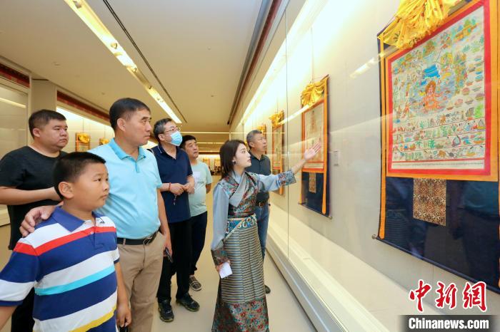 “藏韻瑰寶”藏醫(yī)四部醫(yī)典唐卡珍品展現(xiàn)場?！⒖∩n 攝