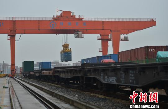 圖為：中歐班列吊裝?！⊥鮿?攝