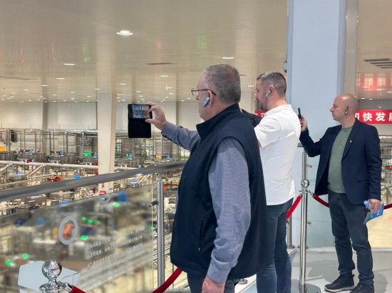 10月15日，來自塞爾維亞的外賓參觀位于內(nèi)蒙古呼和浩特的牛奶生產(chǎn)線。新華社記者 王雪冰 攝