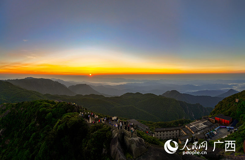 紅日破云而出。人民網 雷琦竣攝