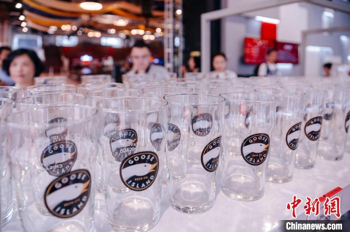 基地內，各式啤酒文化周邊產品在出售?！±钅宪?攝