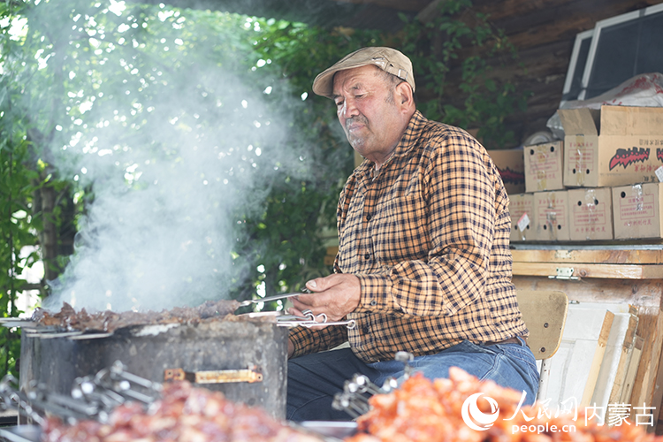 孫金花家庭小院內(nèi)，正在烤制肉串。人民網(wǎng)記者 李睿攝