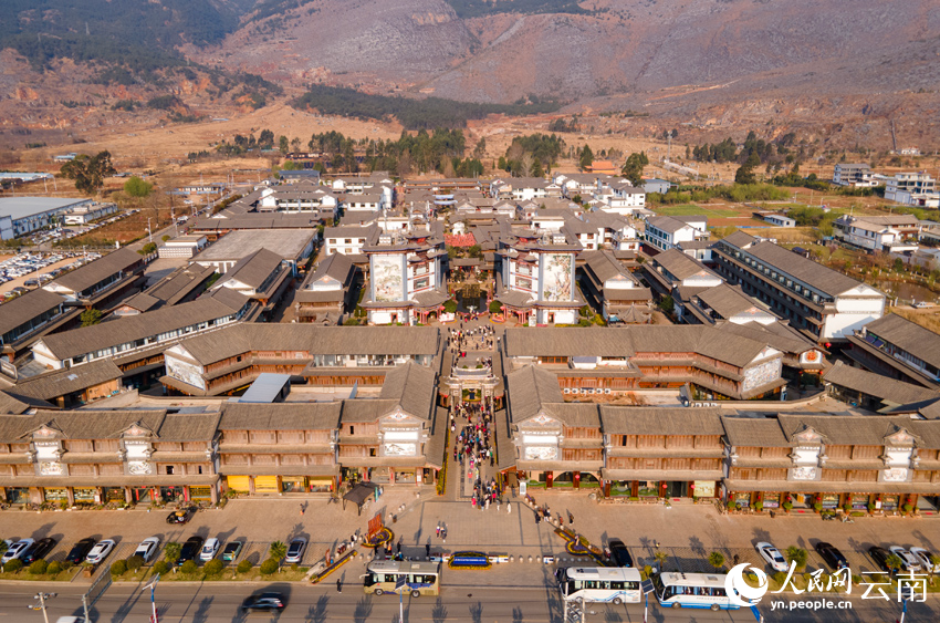 密布銀器加工作坊的新華村。人民網(wǎng)記者 符皓攝