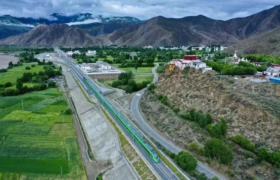 ?高原動(dòng)集動(dòng)車組。中國中車供圖。