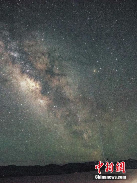 圖為6月20日晚游客在西藏阿里暗夜公園，與銀河“合影”。曹枝清 攝