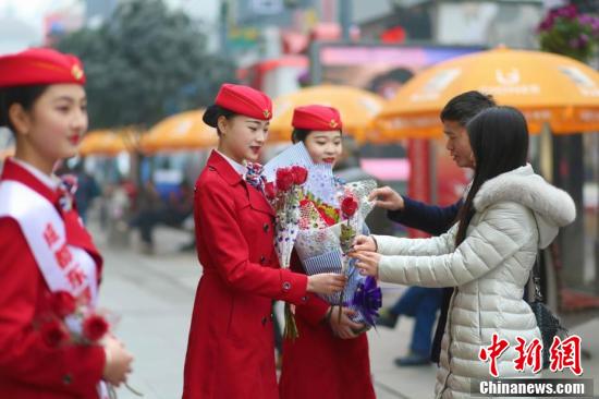 四川一高校開(kāi)“浪漫”課 情人節(jié)賣(mài)花掙學(xué)分