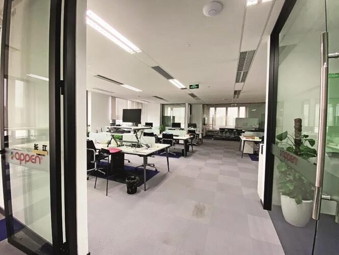 疫情期間，某人工智能公司組織遠(yuǎn)程辦公，辦公室空無一人。 圖片來源 中新網(wǎng)