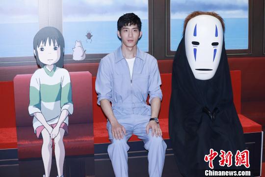 井柏然此番在《千與千尋》中為“白龍”角色配音?！】涤裾?攝