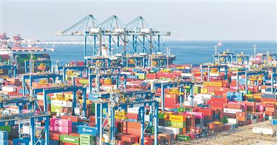 “新泉州”輪在山東港口青島港自動(dòng)化碼頭（三期）的作業(yè)現(xiàn)場。山東港口青島港供圖