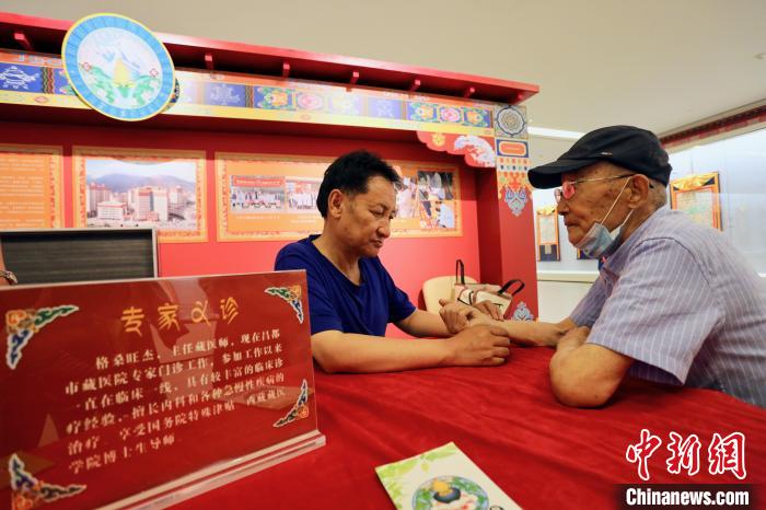 “藏韻瑰寶”藏醫(yī)四部醫(yī)典唐卡珍品展在天津美術(shù)館展出，展覽現(xiàn)場藏醫(yī)專家義診受歡迎?！⒖∩n 攝