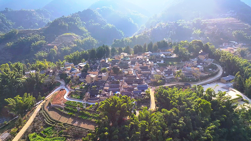 【1】曼海村全景。陶思源-攝