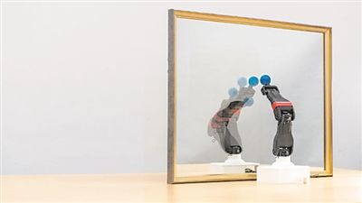  圖為機器人觀察自己在鏡子中的倒影，學(xué)習(xí)自身的形態(tài)和運動學(xué)，實現(xiàn)自主模擬。圖片來源：美國哥倫比亞大學(xué)