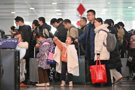 2月3日，家長帶領小朋友在北京豐臺站排隊檢票。新華社記者 宋為偉 攝