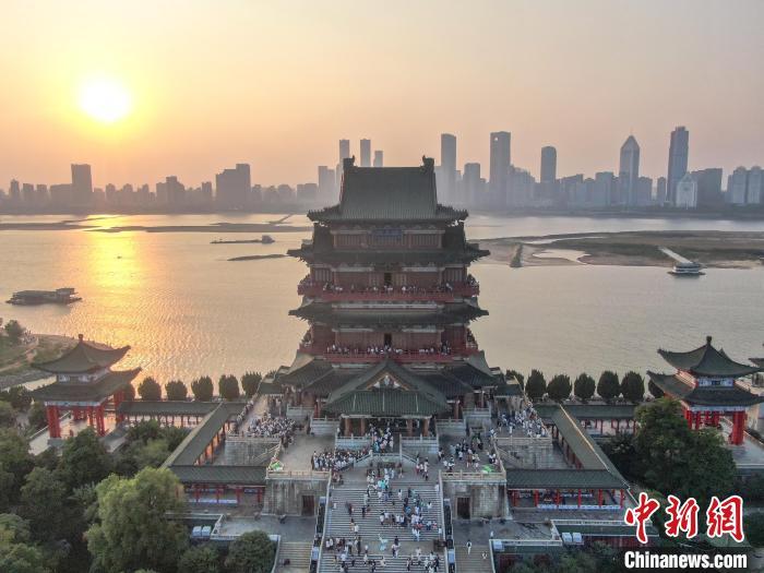 圖為航拍落日時分的滕王閣，風(fēng)景壯美，眾多游客在滕王閣內(nèi)游玩。劉力鑫 攝