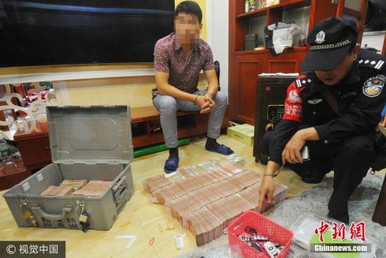 廣西南寧警方8月21日通報，當(dāng)?shù)亟粘晒善粕姘附痤~15.19億元人民幣的特大傳銷案件。圖為當(dāng)場繳獲的成捆現(xiàn)金。 圖片來源：視覺中國