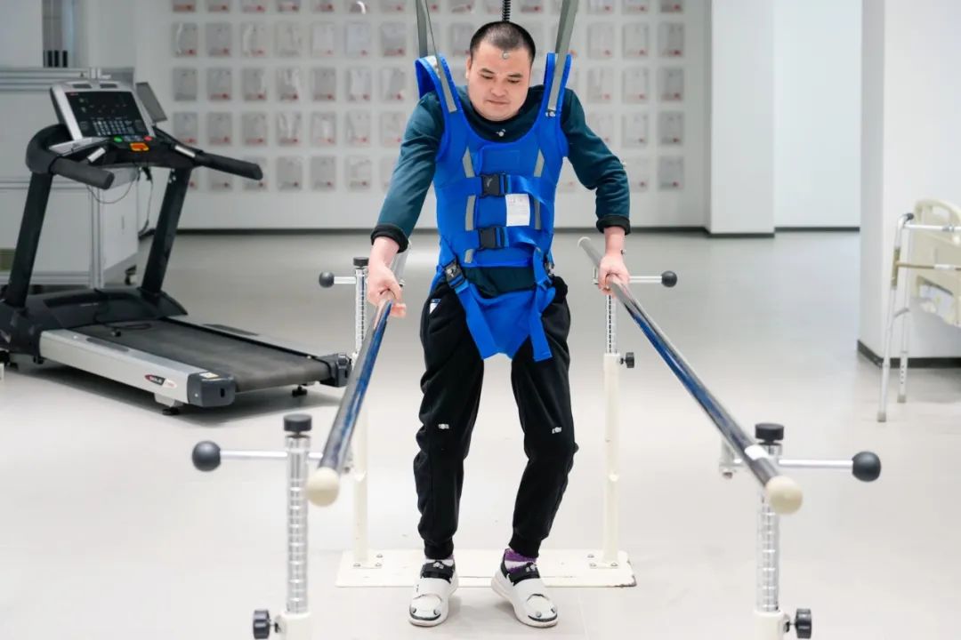 在術后第14天，患者依靠自身運動意圖行走。復旦大學供圖