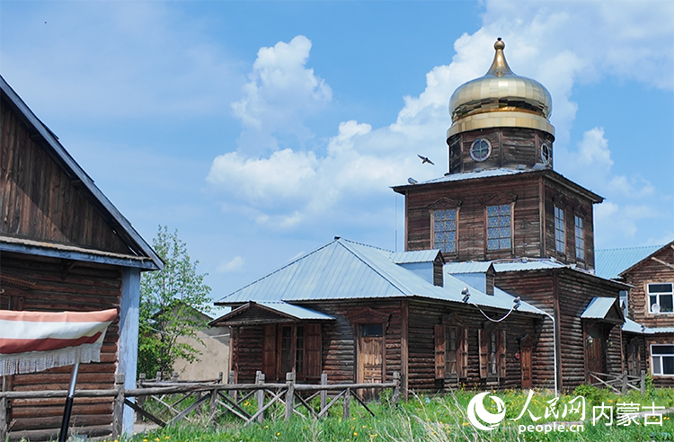 頗具特色的“木刻楞”房屋。人民網(wǎng)記者 齊浩男攝
