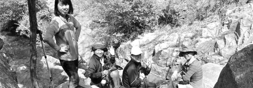 近日，資深驢友隨哥組織驢友到濟南仲宮太甲山游玩。圖為驢友正在山路上休息。隨哥供圖